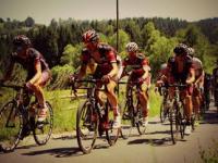 队伍在比赛中全力以赴，收获喜悦