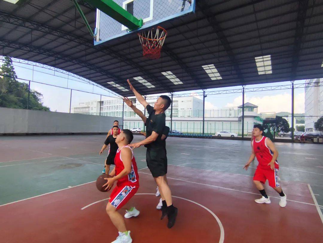 篮球赛场紧追不舍，胜负悬于一线！