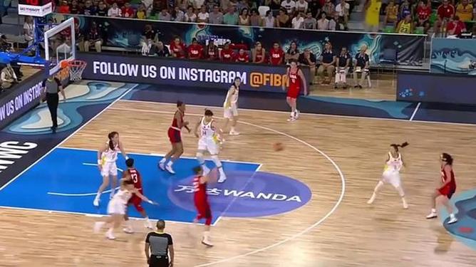 篮球赛场紧追不舍，胜负悬于一线！