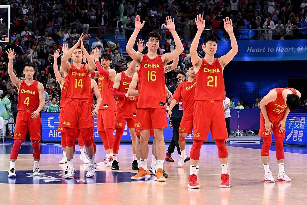 希腊男篮队展现强劲实力，登顶领奖台