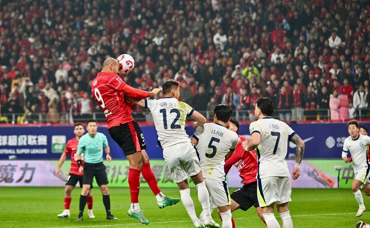 关于强强交锋，中超联赛场上风云再起的信息