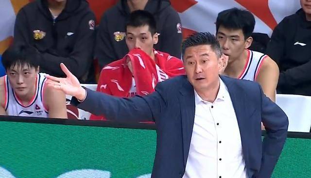 青岛黄海客场逆转湖南湘涛，取得重要胜利的简单介绍