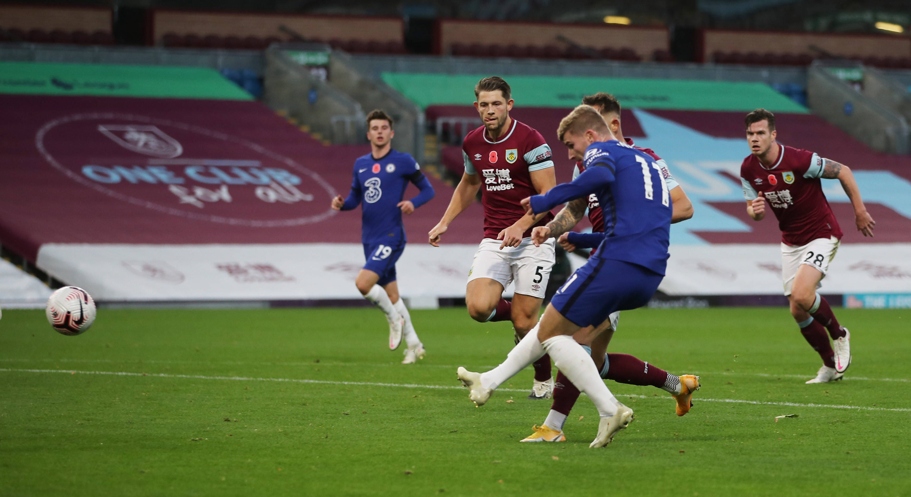 包含斯旺西城取得大胜，斯旺西城球迷兴高采烈的词条