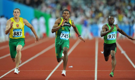 西班牙田径选手全力冲刺，争夺前三名