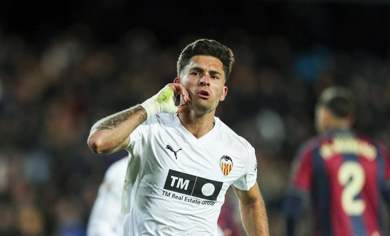 瓦伦西亚惊险获胜，球队士气高涨的简单介绍